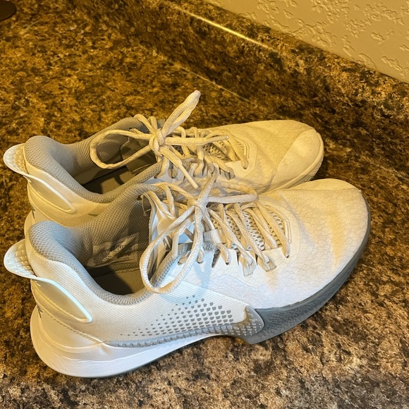 Nike Mamba Fury
White Wolf Grey basketball shoes - Picture 1 of 5